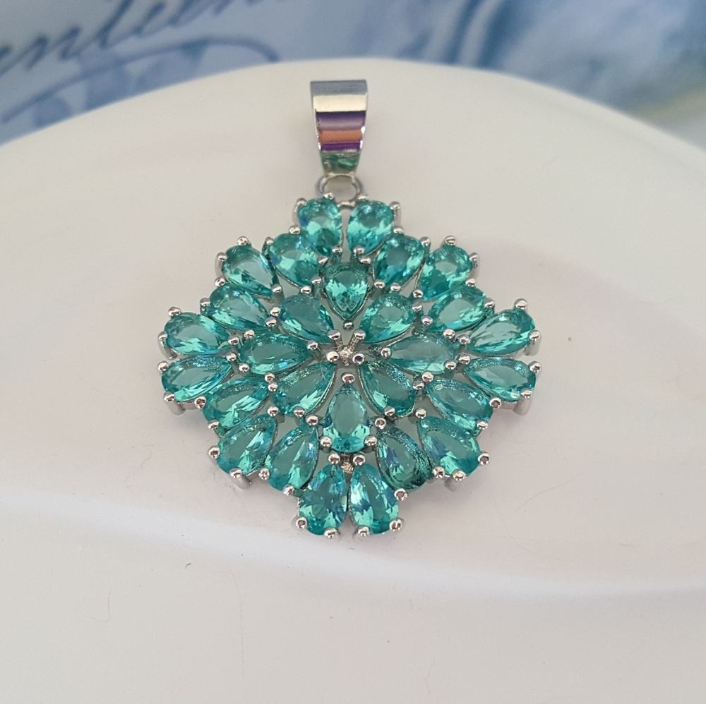 Peacock Green Zircon Pendant - Picture 8 of 12